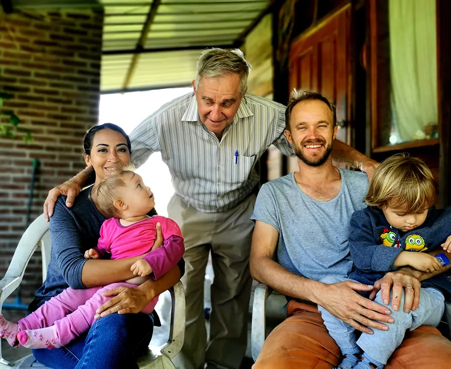 El pastor Kehler con su hijo, nietos y su nuera Ana, una cochabambina