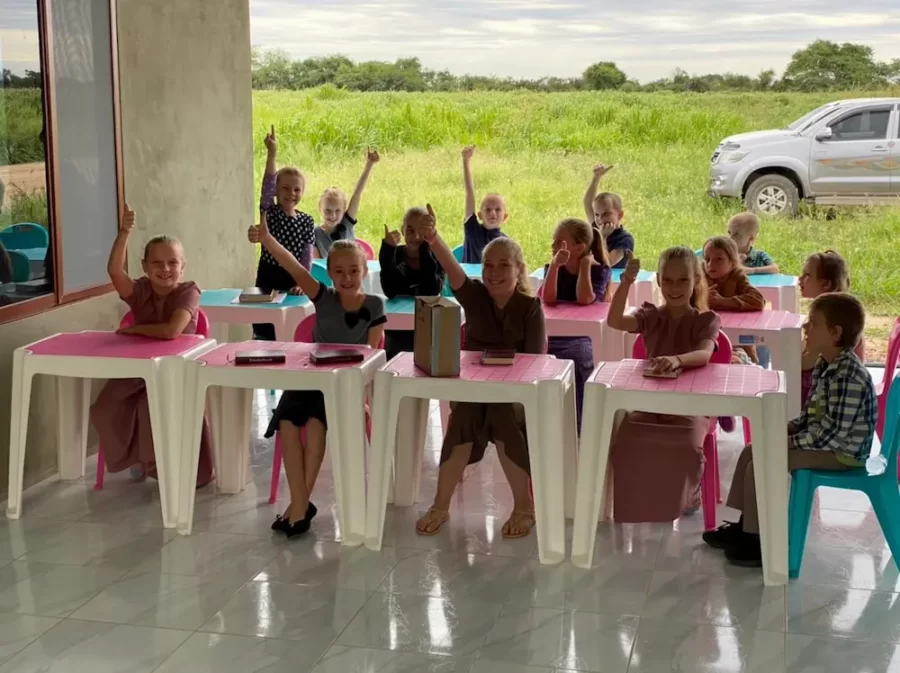 Niños y niñas menonitas en la escuela Vida Nueva