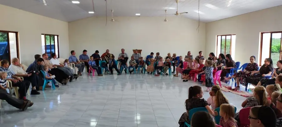 Una reunión de padres e hijos en un ambiente de la escuela Vida Nueva a medio terminar