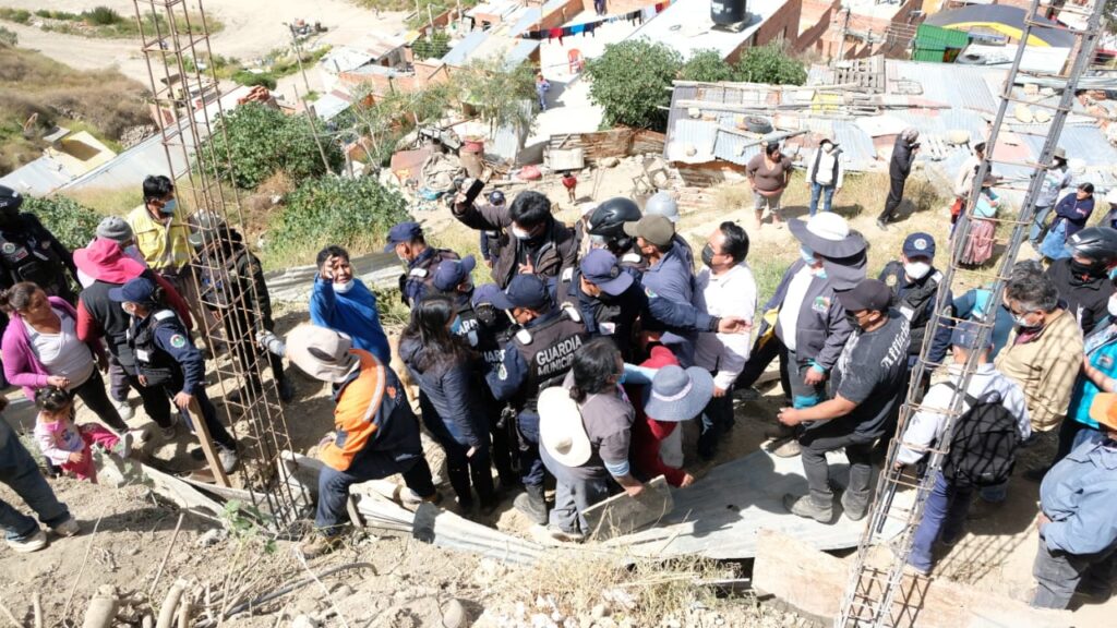 Los conflictos con loteadores son cada vez más comunes. En la imagen, una pelea entre vecinos. Loteadores y funcionarios de la Alcaldía paceña.