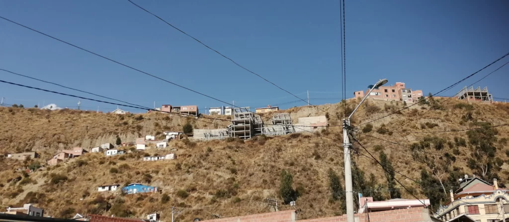 Los asentamientos urbanos le han ganado espacio al río.